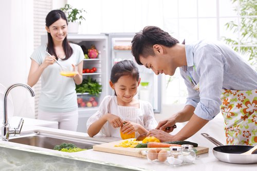 Cùng nhau dọn dẹp nhà cửa sẽ làm cho tâm trạng bạn và gia đình tốt hơn. (Ảnh: Shutterstock)